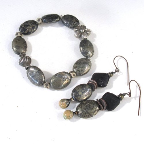 Echos d'emotions : une parure tribale boho chic bracelet et boucles d'oreilles avec perles en pyrite