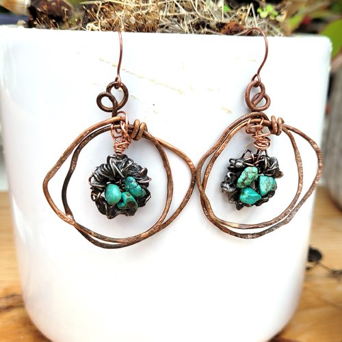 Des boucles d'oreille de style créole bohémian gypsy avec perles turquoise -breloques étain artisanales !!! : "les temps vagabonds "