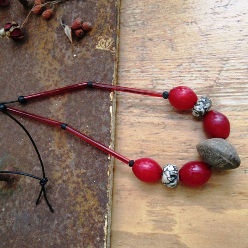 Un collier primitif et ethnique, unisexe, avec de vieilles perles en verre séquoia... : "espaces de possibles"