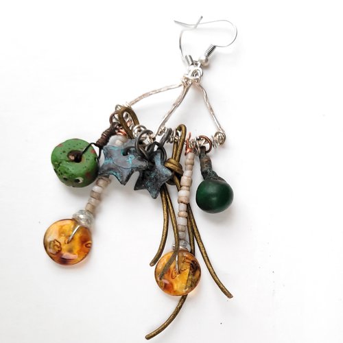Boucles d'oreille rustiques et boho chics avec perles anciennes verre de mauritanie  : "primitivisme authentique" ....