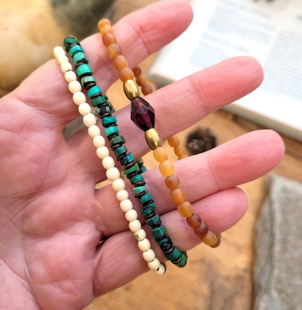 bracelet perles tubes colorées et dorées sur lien élastique ajustable