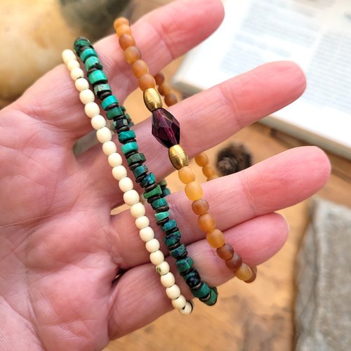 Trois bracelets boho chics et ethniques , turquoise heishi , perles os et perles verre indonésie.... : " poétiques possibles" !!!!!