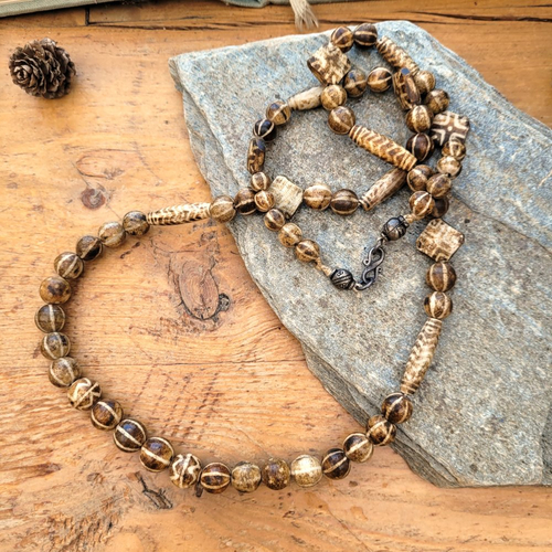 Exceptionnel collier ethnique antique vintage avec perles rares et anciennes en bois fossile "pumtek" (laos), : "héritage du petit matin"