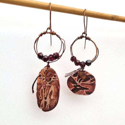 Boucles d'oreille zen, rustiques, asymétriques :"esprits de la forêt" avec ces céramiques organiques artisanales et grenat  !!