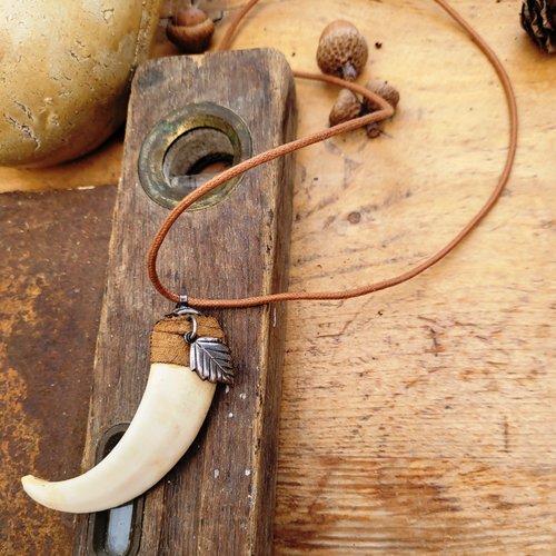 Un collier unisexe tribal grand ras de cou avec pendentif ancien vintage ethnique en os pour "intemporalité agissante"