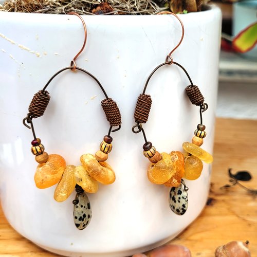 Style créole pour ces boucles d'oreille avec structures articulées en cuivre et pierre jaspe dalmatien : "soleils de mars"
