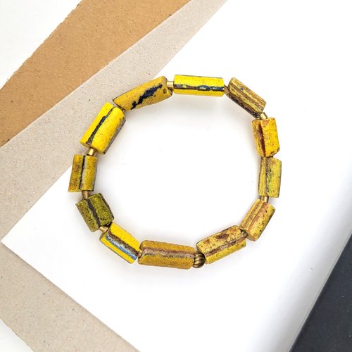 Un bracelet ajustable unisexe avec anciennes perles vénitiennes ethniques en verre jaune à lignes du  mali : "respirations des mémoires"