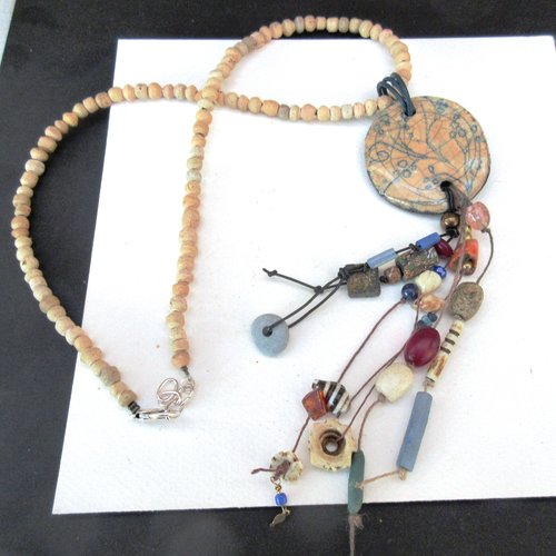 Des mosaïques de sensations: un collier de style grigris avec céramique raku d'artiste ...