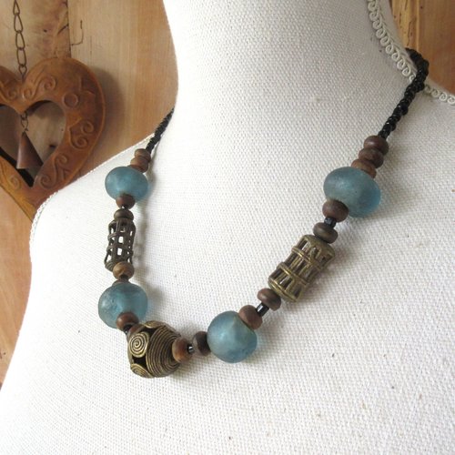 Un collier unisexe style africain avec perles en anciennes pâtes de verre et laiton ashanti : "appels pour le regard"