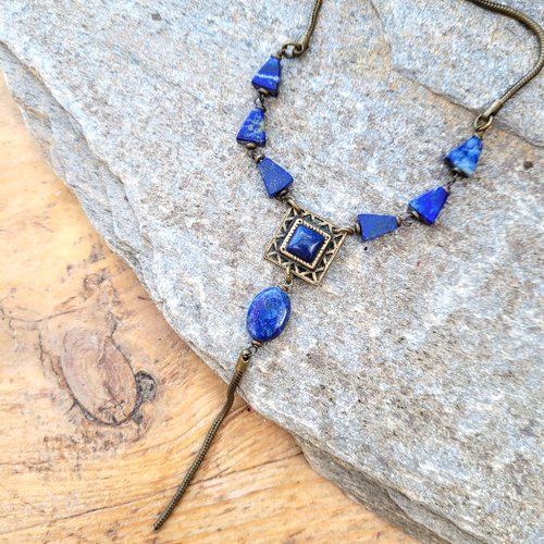 Vendu- côté vintage: un prix sympathique pour ce collier nature unisexe , un rien baroque avec perles en lapis lazulis