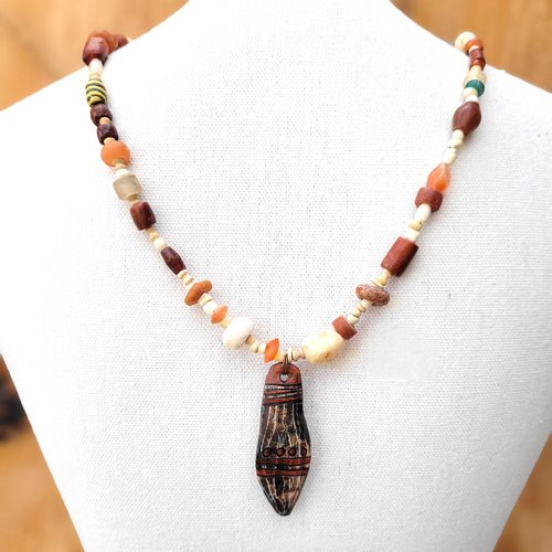 Un collier tribal, primitif, unisexe et ethnique, perles nila, cornaline,quartz du néolithique : "a la lumière rousse"