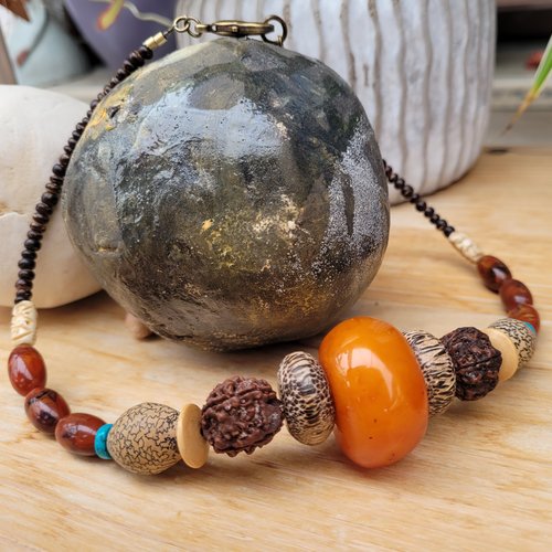 Un collier imposant , nature et tribal, ethnique avec perles en ambre résine végétale et graines : "tendresse africaine"