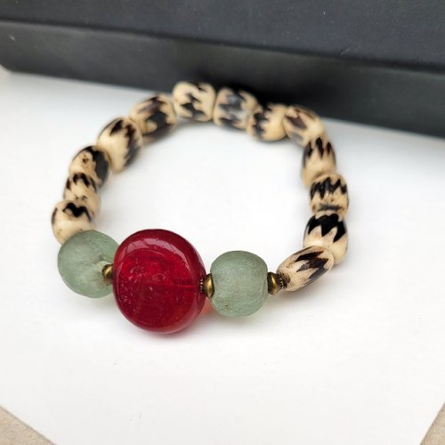 Un bracelet tribal unisexe ethnique , perles en os batik ..... : "tempo d'afrique"