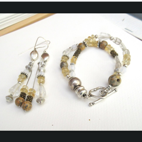 Mise en scène: une parure romantique bracelet 2 rangs et boucles d'oreille avec citrine et quartz clair fumé