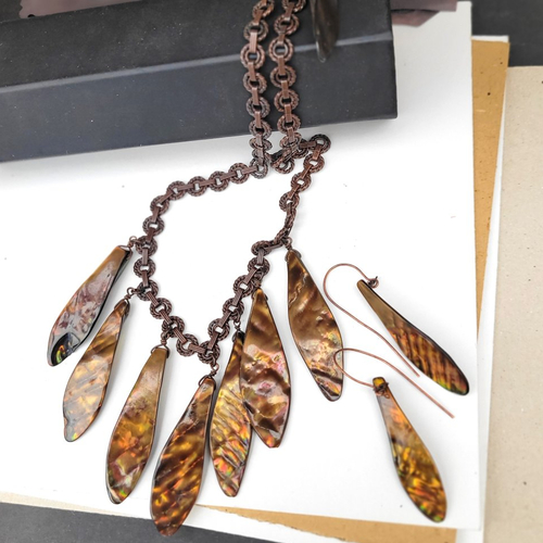 Une magnifique parure collier et boucles d'oreille avec perles en nacre, coquillages ormeau  : "aurore radieuse"