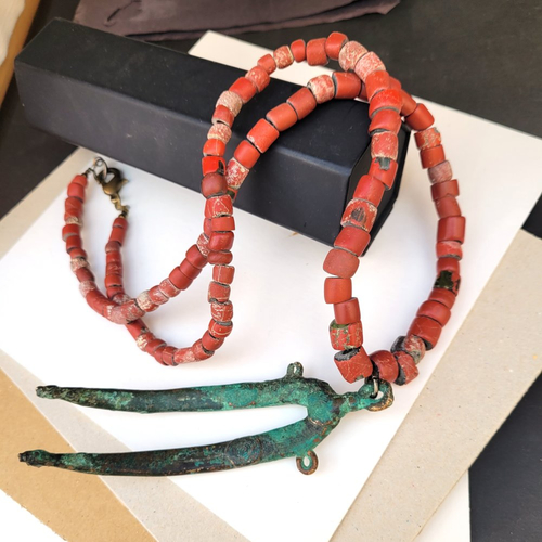 Un collier unisexe tribal, primitif et ethnique avec perles de commerce africaines coeur vert !!! : "côté passion"..