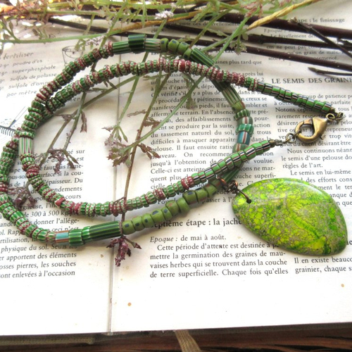 Un collier mi-long avec perles antiques précieuses authentiques vénitiennes à chevrons et pendentif opale: "chemin des vents"