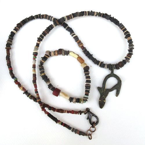 Des traces d'héritage: une parure unisexe collier et bracelet avec anciennes pierres et amulette lobi -arts premiers afrique