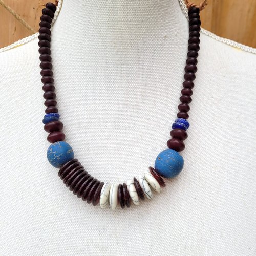 Un collier ajustable, ethnique, shabby chic de style africain avec disques en résine, anciennes perles en verre : "terres de contrastes"