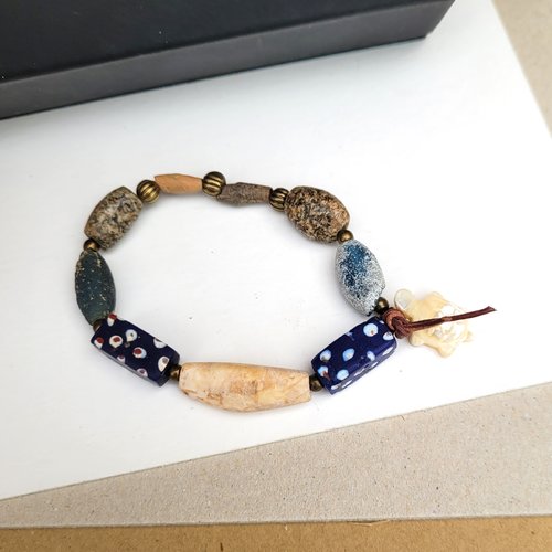 Un bracelet unisexe et wabi sabi :  "magie plein sud", avec perles en verre vénitiennes et pierre  granit du néolithique ....
