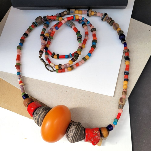 Un collier d'exception authentique d'afrique avec perles vénitiennes en verre, corail, résine fossile ... : "objet du désir"