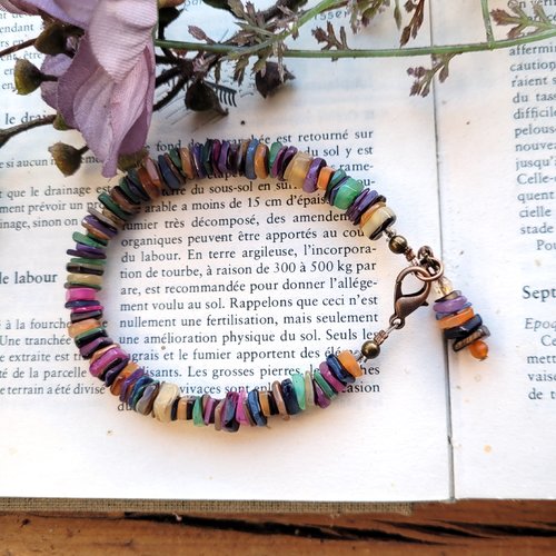 Vendu- un bracelet romantique avec perles heishi en nacre et pierre , cadeau amoureuse : "des notes de liberté"
