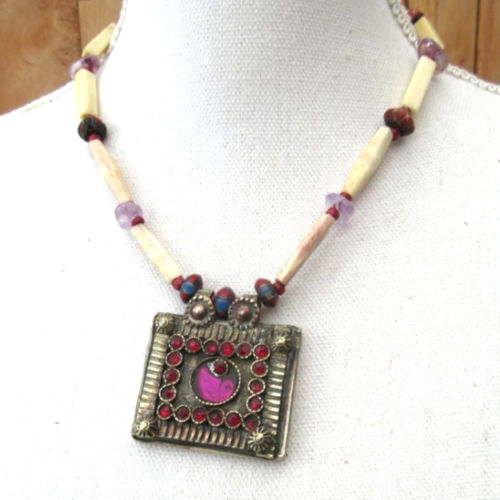"la promesse": un collier ethnique avec cet ancien pendentif tribal en métal alpaca d' afghanistan ....