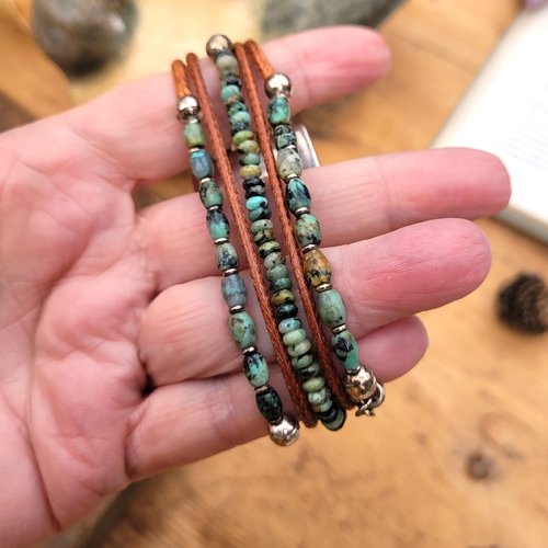 Un superbe bracelet nature vintage 5 rangs avec perles en turquoise, cuir, fermoir en nacre : "chemins inconnus" .....