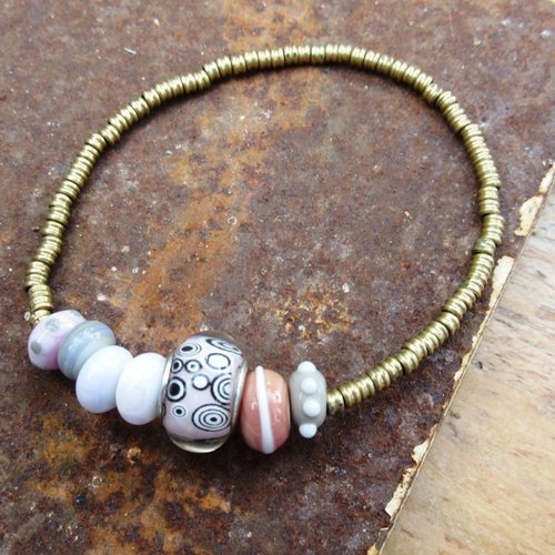 Une tiède rosée : un bracelet contemporain chic, poétique avec perles en verre artisanal filé au chalumeau