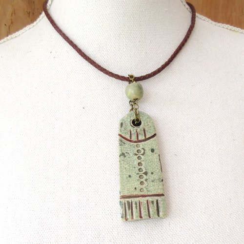 Vendu - une céramique talisman pour ce collier zen artisanal, unisexe : "habit de mystère "