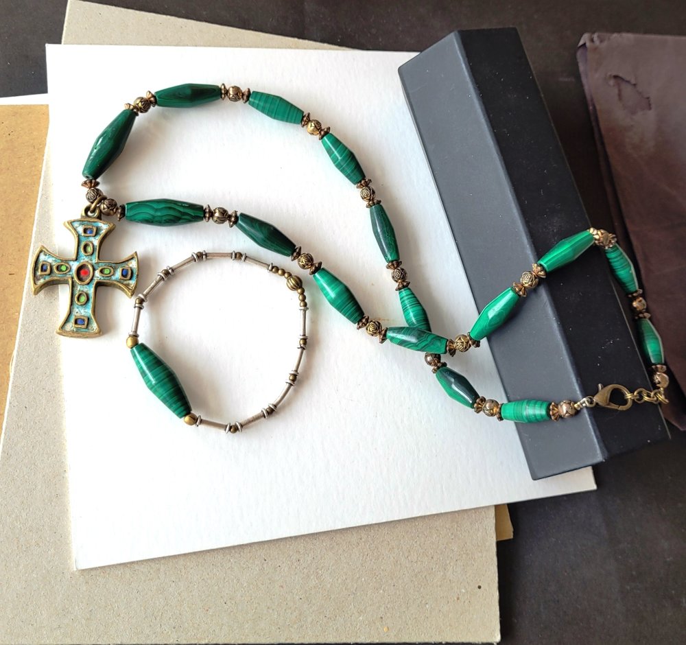 Bracelet enfant sur élastique croix multicolore en turquoise synthétique.