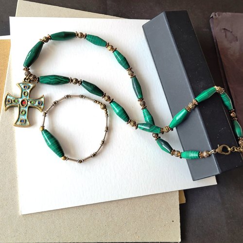 Une parure unisexe intemporelle collier et bracelet : perles en malachite et ancienne croix laiton et émaux:  "un autre possible" ..