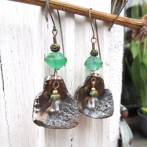 Des boucles d'oreille rustiques, tribales, chics et organiques avec céramique artisanale, pierre verre vaseline : "au gré de l'eau"