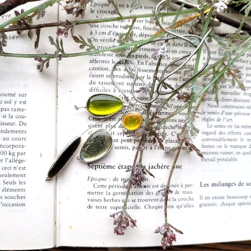 Un petit prix pour ce collier vintage skalli avec 4 pendentifs dans les tons verts, jaunes et gris... : fête des mamans !!!