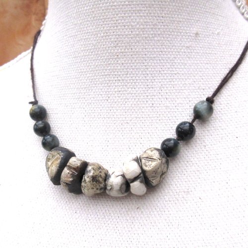 Un collier unisexe et minimaliste "grand ras de cou" avec céramiques raku artisanales : "clair de lune à l'ame"