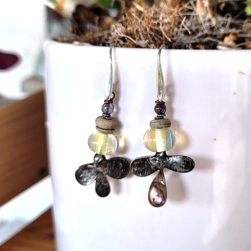 Pour femmes élégantes, boucles d'oreille primitives avec structure en étain, perles lampworks artiste : "trèfles poétiques"