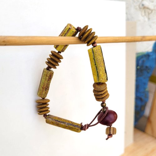 Un bracelet unisexe boho chic et citadin avec perles de collection african trade beads ....: "au pays du silence"