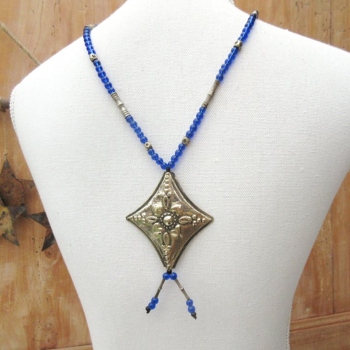 Un collier tribal, ethnique avec pendentif vieil argent berbère , perles tanzanite.....: "rêve d'afrique"
