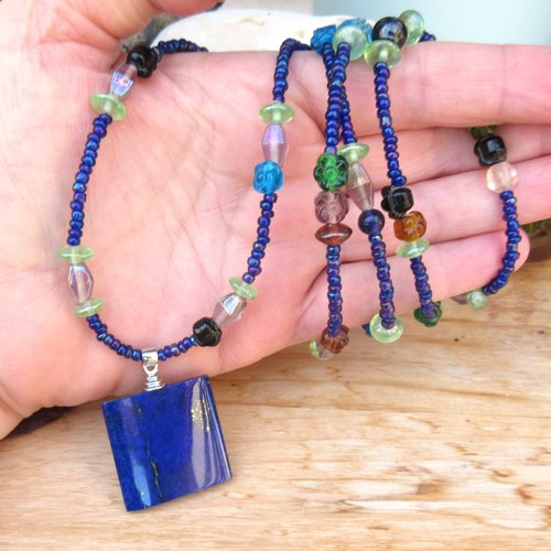 Naissance de vibrations: un collier sautoir contemporain nature avec perle carrée en lapis lazuli