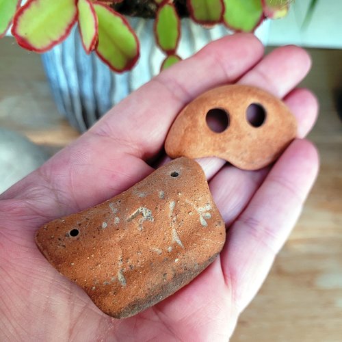 Lot de 2 anciennes poteries du pérou: des pendentifs ou objets de collection