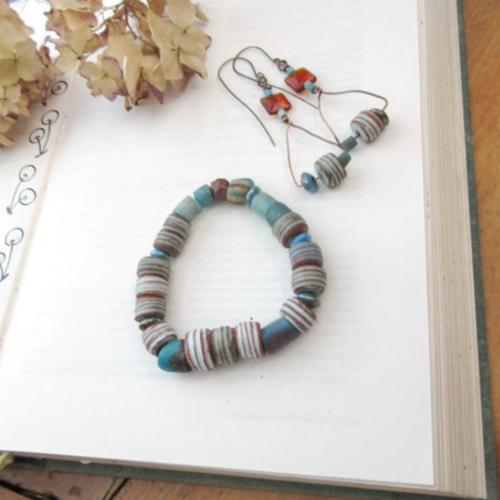 Une parure romantique bracelet et boucles d'oreille avec céramiques artisanales : "lutins des bois & des eaux "