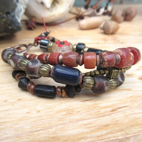 Le silence fait musique: un bracelet  4 rangs de style tribal, ethnique avec anciennes perles