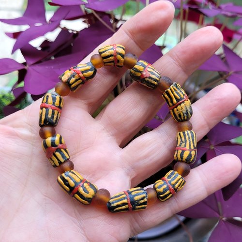 Un prix sympathique pour ce bracelet chic unisexe avec perles ethniques verre krobo afrique