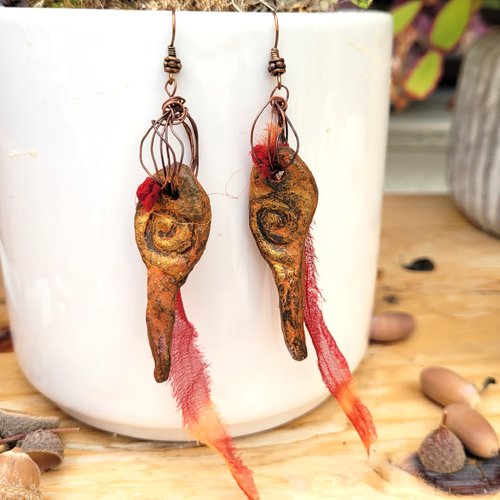 Longues boucles d'oreille de style celtique avec céramique raku artisanale, soleil cuivre : "ensorceleuses"