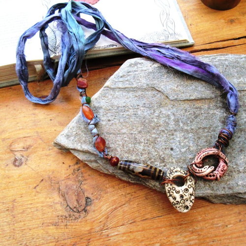 Un collier tribal avec anciennes cornaline, céramiques artisanales et de toute beauté :"chambre d'echos à ciel ouvert"