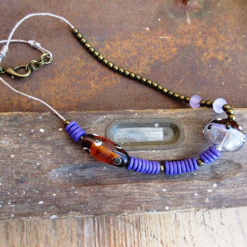 Lutins des forêts  : un collier asymétrique joyeux avec une splendide perle creuse en verre filé à la flamme ...