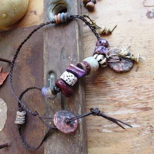 Un collier tribal amulette avec anciennes bagues verre dutch dogon, céramiques raku : "des poussières natures terres mauves"