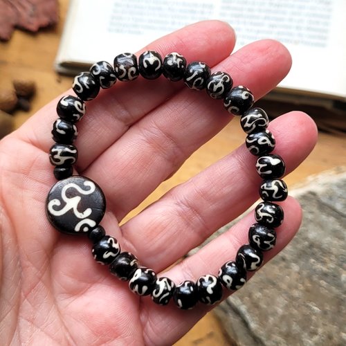 Un prix sympathique pour ce bracelet chic unisexe  avec perles en corne mala du tibet  ....