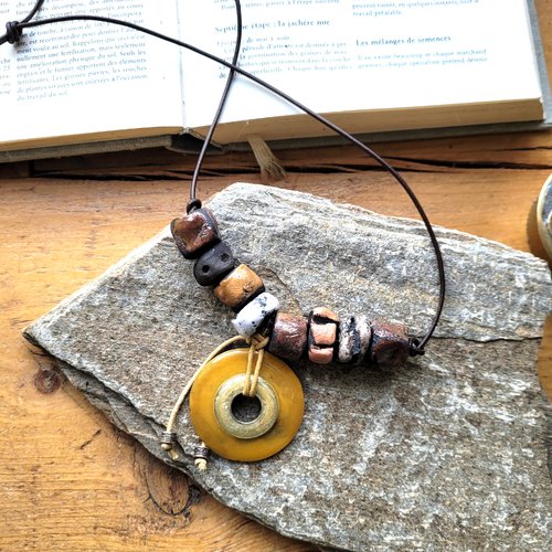Superbe collier contemporain , tribal et rustique en céramique raku, avec pendentif vintage émail ... : "a pile ou face"