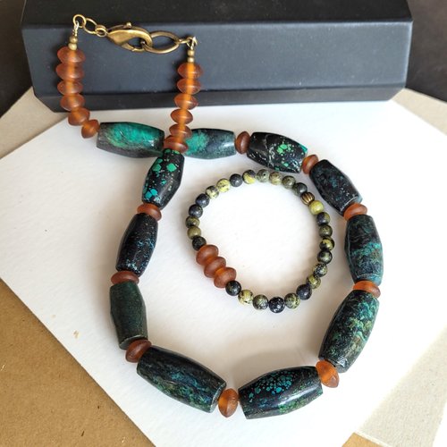 Une parure ethnique collier et bracelet, unisexe avec barils turquoise , perles verre vaseline, serpentine  : " vocabulaire sensoriel "